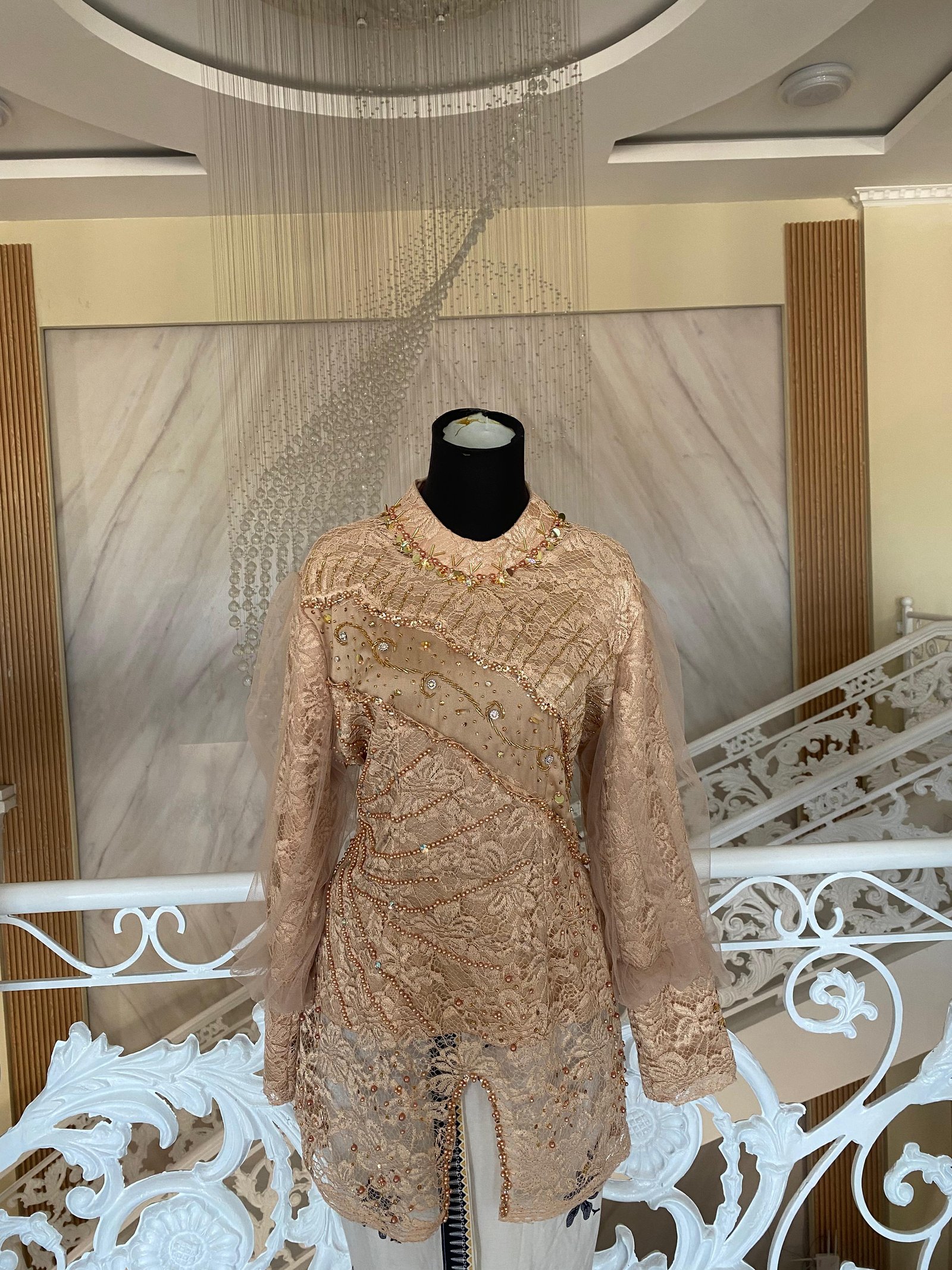 Atasan Cream Tile Kanan Kiri Payet Mekar 