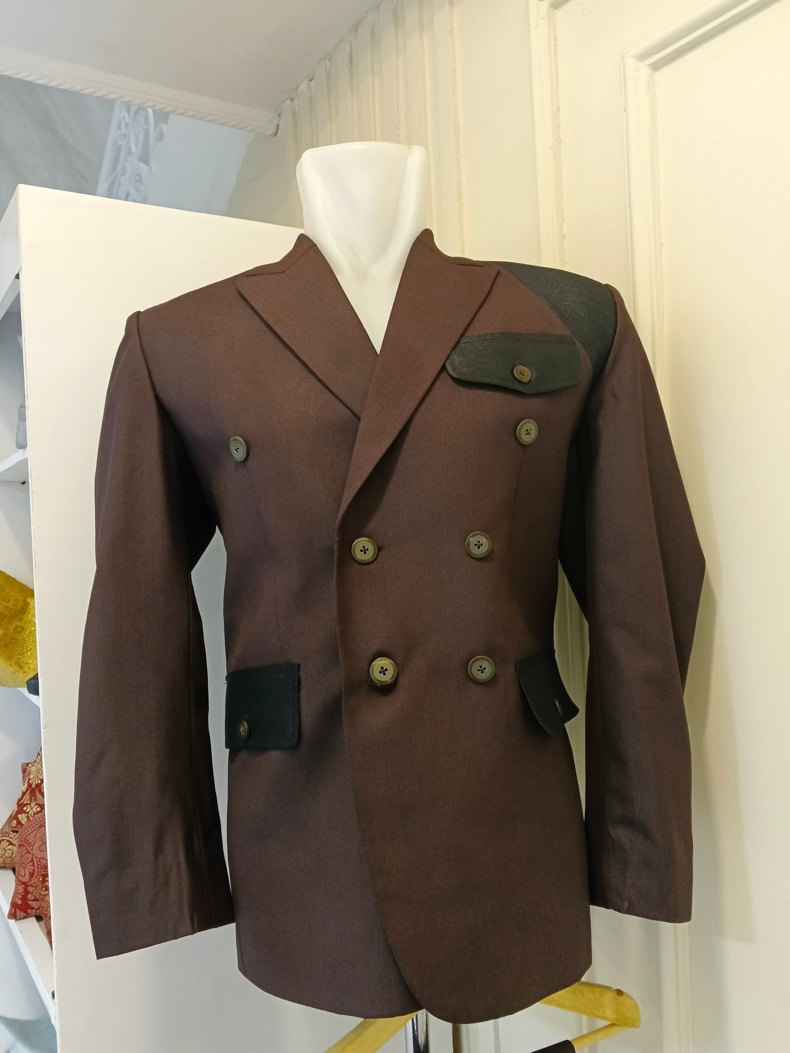 JAS COKLAT HITAM DUA KANCING